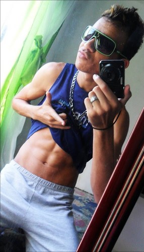 Um Garoto Esperto .
E Muito Pevertiodo'
msn ae.
muleke_zikaoo@hotmail.com