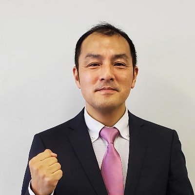 学生時代は戦隊番組などに出演。日興證券入社。約１０年営業１本。その後、再びスーツアクターへ、後楽園の野外劇場でコースターレッドを演じる。