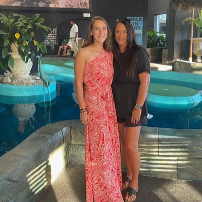 ChristyDeal_10's profile picture. 