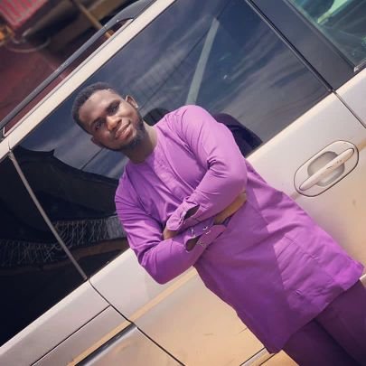 |Passionate about personal development|WizKid lover❤️| Maths + science nerd turned tutor 📚 | Building @ROY_wears 👟 with African identity of