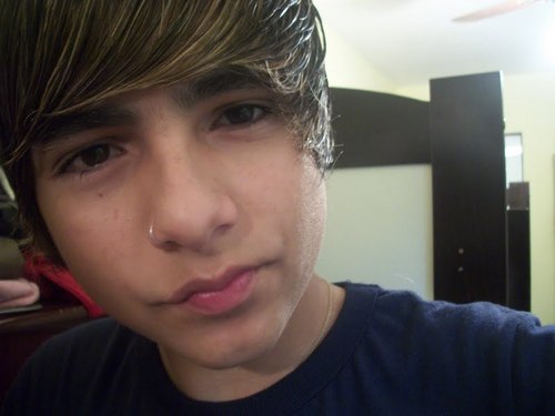 16 aninhos ,{modelo fotografico},feio,carinhoso, kids da @Patygambarini , seegue o @patrickW_ez , sou foofo e gosto de conversa nhaac :)