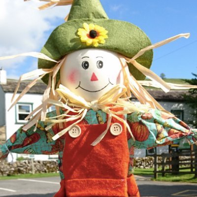 The world's best scarecrow festival... and some darn tasty cakes too! A cheap, family day out in the beautiful Yorkshire Dales. #KettlewellScarecrow