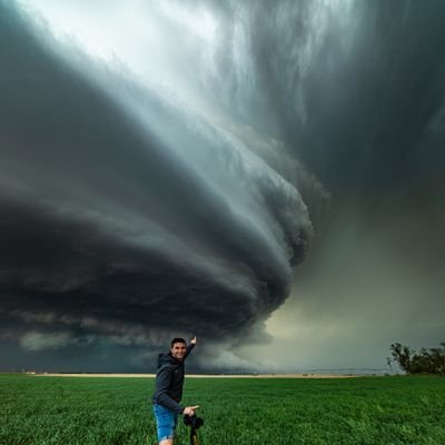Chasseur d'orages lyonnais parcourant des milliers de km par an dans le monde  pour poursuivre les orages ,tornades et autres phénomènes météorologiques violent