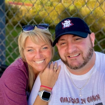 •STAH Roofers Wife💍👰🏼‍♀️ •Boy/Fur momma 💙Loag🏈,  🤎Kane🐶&Toby •My family makes my 🌎 go round!!! ❤️ #momcat😼🏈🐾💪🏼