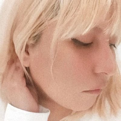 _Bubblegumwitch's profile picture. Una mota de polvo blanco en el traje de luto de Dios|| d e a r  d i a r y || ed👑