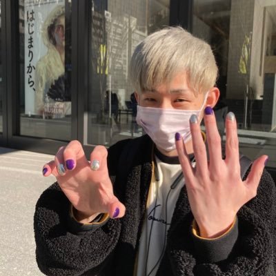 吉本興業。NSC大阪34期。銀髪。nail MANZAISHI。オリックスファン。Instagramでネイル専用のアカウント作ってます。ネイルデザイン相談とネイルデザイン褒めてほしい人大歓迎。