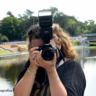 Fotógrafa y Tarotista (mayormente enfoque terapéutico)
Banfield - Olavarría. Hincha de Banfield.
Casada con Ale. 38 años. Futura profe de inglés y de folklore.