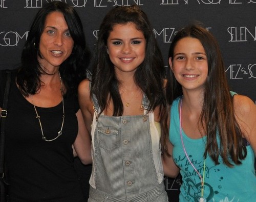 LIVE life, LAUGH lots LOVE forever! SELENA GOMEZ FAN FOREVER:D  Verified Selenator ✔Went with @Smile1034 to Sel Concert 7-28-11! Met Selena 11-27-10 & 7-31-11!