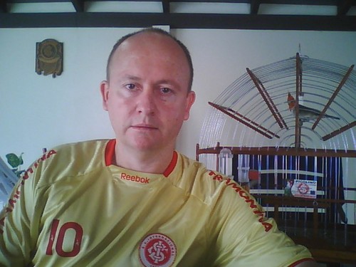 flaviokupper's profile picture. Bancário, torcedor do Internacional, criador preservacionista de passeriformes devidamente autorizado pelo Ibama