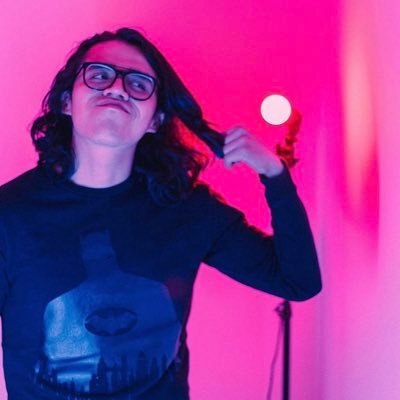 Saco algunas fotos y las sube a insta. 📸 También me gusta mucho el cine. 🖤
