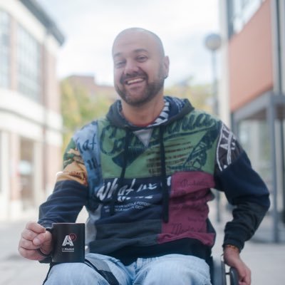 “Contempla amb els ulls radiants el món que t’envolta, perquè els secrets més grans s’amaguen sempre on menys et penses. Qui no creu en la màgia mai la trobarà”