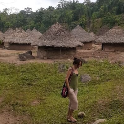 Aquí estoy, olvidando, recordando leyendo, aprendiendo, desaprendiendo, pasando páginas y viviendo.
Igual a aquí, a nadie le interesa...