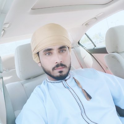 صداقات الإنترنت تكون صداقات فكر؛ لا عائلة ولا مال ولا زملاء دراسة ولا شيء يبنيها أبدًا إنما إعجاب بعقل أو تشابه ذوق موسيقي أو صدفة محادثة بنفس الوقت..