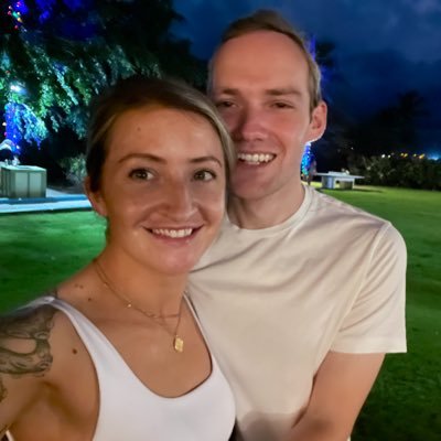 aleighwosewick's profile picture. wait what