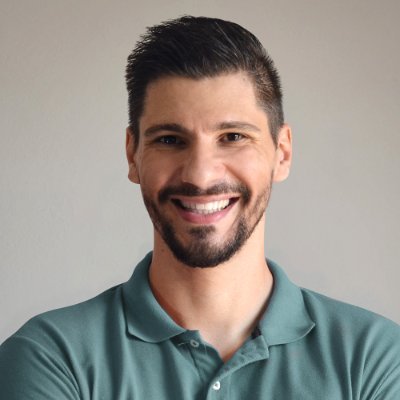 Doutor em Comunicação Social e Professor de Ensino Superior.