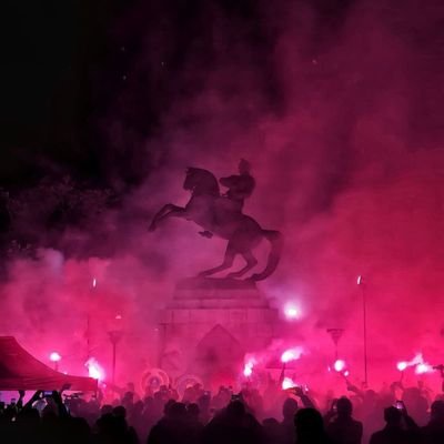 felsefe, sosyoloji, psikoloji arkeoloji ile ilgilenir. Dinler üstü düşünür.