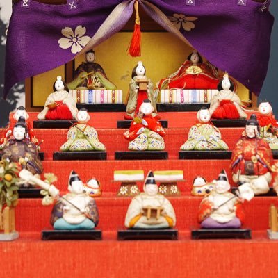 春、金沢で…。 旧い静かな町並みに 春を待つ、金澤町家のおひなさま。 金沢では、四月まで飾る、おひなさま。 住み継がれる金澤町家にて、伝わる雛道具や雛菓子。 その数々をお楽しみ頂けますと嬉しいです。#金澤町家のおひなさま