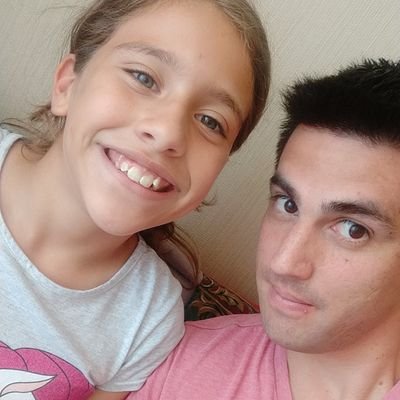 Chileno, atleta, pregrado kinesiología en la Pontificia Universidad Católica de Valparaíso.