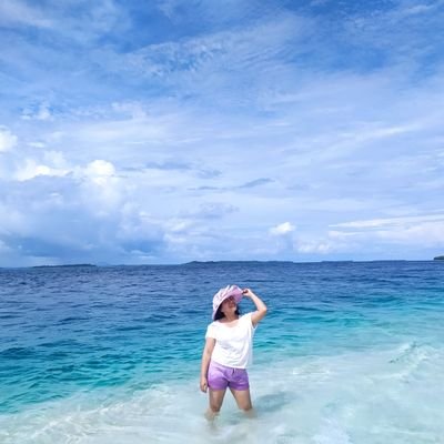 putrie_simbolon's profile picture. Don't judge people just from the cover