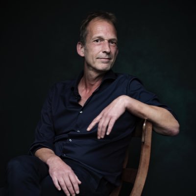 Schrijver ‘De kant van Ada, roman en een toneelmonoloog, januari 2024, en o.a. Jij bent van mij’ (2018) Columnist @volkskrant. Auteursfoto Keke Keukelaar