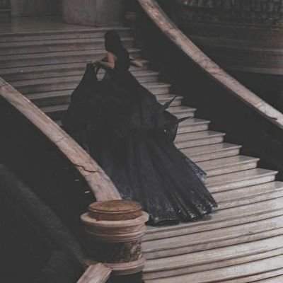 23 • In a sea of similar people, she was absurdly different 🖤•