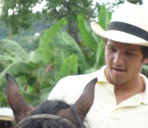 rojoZK's profile picture. Autodidacta espiritual, politico y no politiquero, Pintor Empedernido, Musico Frustrado, Abogado y Empresario, hermano mayor de 3 y jugador de ultimate.