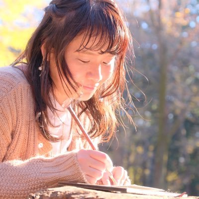 アーティスト「AKi」 | 他の人の言葉は響いてくるけど、自分の言葉は届かない。ずっと自分の中にあったモヤモヤ。諦めてたけど諦めたくない。挑戦する自分でありたい。 | 「ありがとう。」同じ言葉を毎日書いてみる。 | 今日はこれからの人生で一番若い🌈✨「売り切るまで終われまてん！」ポストカード申込フォームはリンクへ。