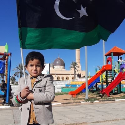 قل الحق وإن إهتز صوتك فعفو الله خيراً من شكر الناس لي قناعات محال أن أكيفها مع عادات المجتمع وصراعاته المستحدثه لا يلائمني مطلقاً ان أنحني طوعاً لإتباع أي قطيع!