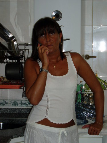 Esposa de Chris y madre de Thiago y Elias.