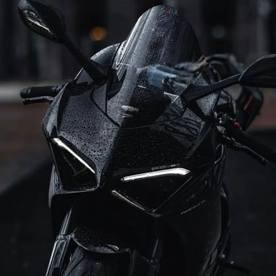 raxellin119406's profile picture. 