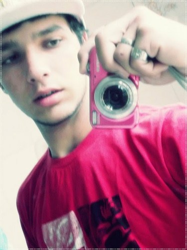 simpatico , carinhoso, fofo e solteiro s2. Nao prometo que serei perfeito mais tento chegar la. EmailparaContato: diney.rock@hotmail.com