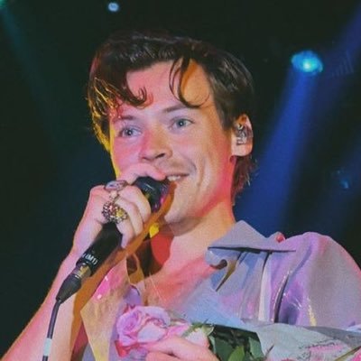 pictures, gifs, and videos of harry on tour