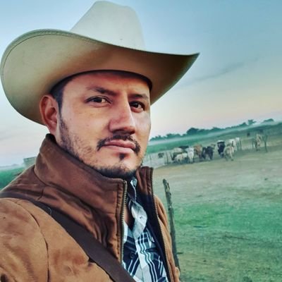 vladinov's profile picture. Profe de inglés, revolucionario, idealista, apasionado del fut y la fotografía, incansable soñador, eterno enamorado de la vida y tuiteo de todo.