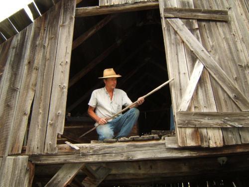 MGArtRecup's profile picture. Artiste-récupérateur qui crée des objets à partir de bois centenaire et d'objets abandonnés. Fou du patrimoine revisité! / I make new things with old stuff!