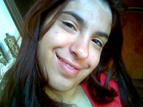 sou morena,cabelo castanho,olhos castanhos....