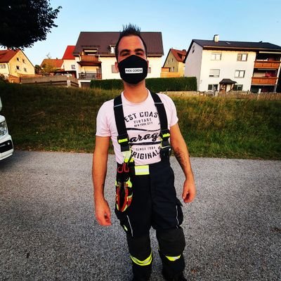 Ein aufgeschlossener junger Mann der gerne und viel lacht und Spaß an Leben hat. Zudem auch gerne seinen Hobby nachgeht ; Feuerwehr, Fotografie, und vieles mehr