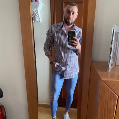 Pernia231's profile picture. Odio ser bipolar, es una sensación fantástica. Solo somos presente 🤟🏼❤️🤪