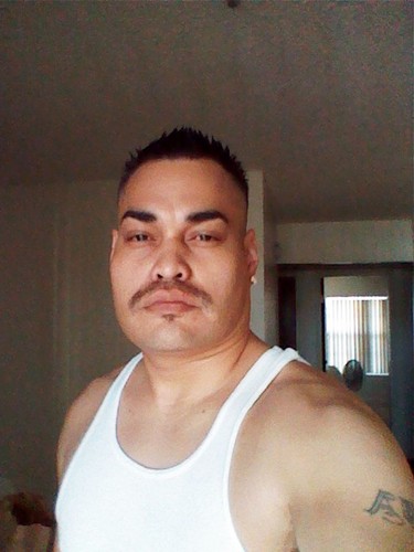 fliptout's profile picture. sup jus kickin back