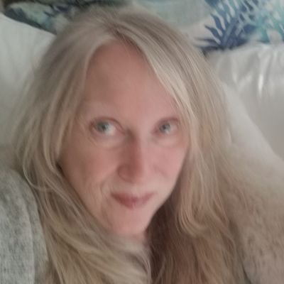 Resist fascism, lies, guns.
Immunodeficient š¦.
Recovering lawyr. Campaign staff Hillary, Barack, RepTedLieu. Loves dogs and šā±
'Bye LA, Hello Chicago!
