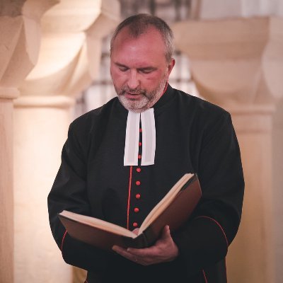 Canon and Precentor @WorcCathedral @CofEWorcester @churchofengland Priest, deacon, husband, dad, dog-walker, rusty tenor, politics junkie, space geek 🇮🇱