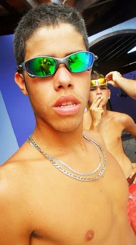 - A LUZ QUE ME GUIA É BEM MAIS FORTE QUE. OS OLHOS Q ME CERCAM ! $