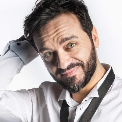 Attore autore stand-up comedian -
Volto de ilTerzoSegretodiSatira -
Scrittore per Rizzoli People Fanpage