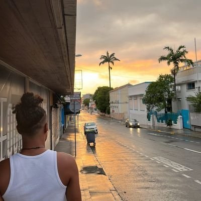 Cliché d'un jeune kanak, noir, plein de haine, wokiste, sauvage, raciste anti-blanc, terroriste, anti-républicain, etc etc vous savez déjà.