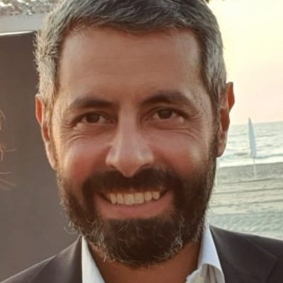 papà di Giulia, produttore di fumo, venditore di sogni di seconda mano, risolutore di problemi che nessuno ha.