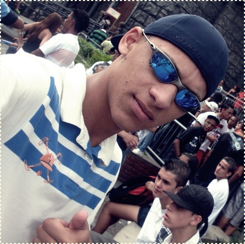 TOO AÊ PRAA QEEM GOSTA DE MIM, QUEEM NÃAO GOOSTAA EU TRAAGOO BEELAS PALAVRAA, UM SORRISO SARCAASTICOO E UM DEEDO PRA VOOCES FDP !