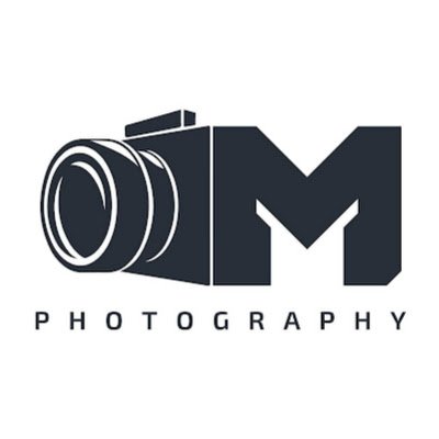 A freelance photographer who travels to take beautiful photos.
