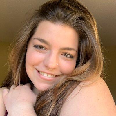 MadelineRobins2's profile picture. Twist my rubber arm