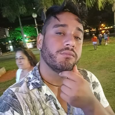 Sou extrovertido ,atencioso gosto de novas amizades cara gay ,pai solteiro ,com muitas descobertas a fazer