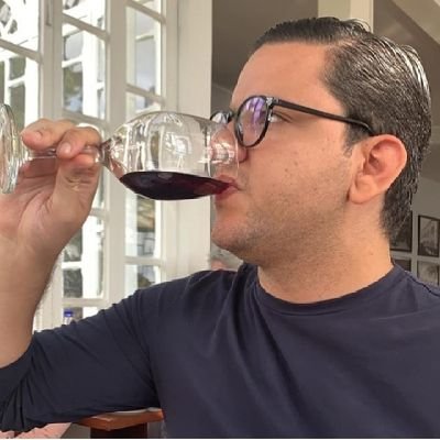 Abogado en ejercicio | ciudadano | amante del mar y el vino.