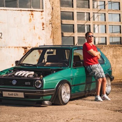 Die Liebe zu lauten und schnellen Autos insbesondere zum Golf zwei Ist allgegenwärtig